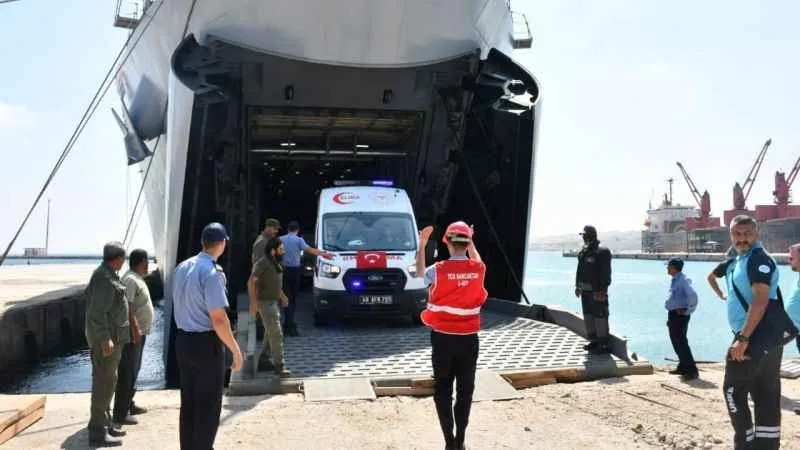 TCG Sancaktar ve TCG Bayraktar gemilerimizin ulaştırdığı yardım malzemeleri Libyalı yetkililere teslim edildi