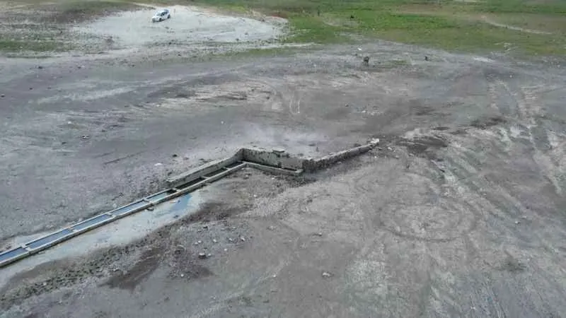 Suların çekildiği Sazlıdere Barajı’nda tarihi köprü ve yalak ortaya çıktı