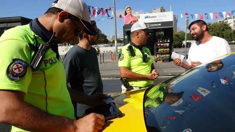 Taksim’de aracı bağlanan taksici, anahtarı polise vermek istemeyince gerginlik yaşandı