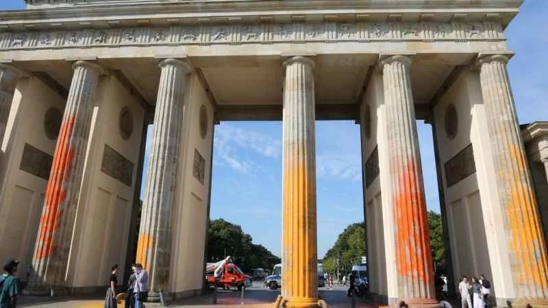 İklim aktivistlerinden tarihi Brandenburg Kapısı'na boyalı saldırı: 14 gözaltı