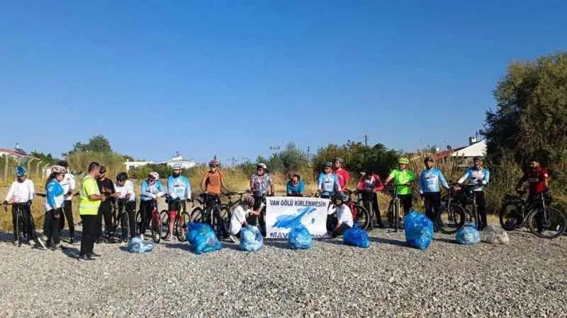 Dünya kıyı günü dolayısıyla Van Gölü sahilinde çöp topladılar