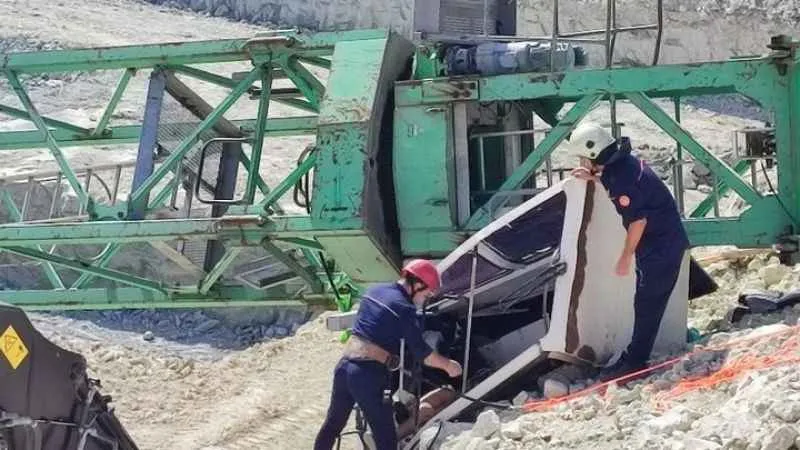 Arnavutköy'de sanayi sitesi inşaatında vinç devrildi: 1 işçi hayatını kaybetti