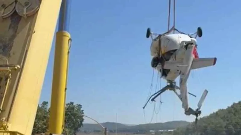 Düşen helikopterin enkazı kıyıya çıkartıldı