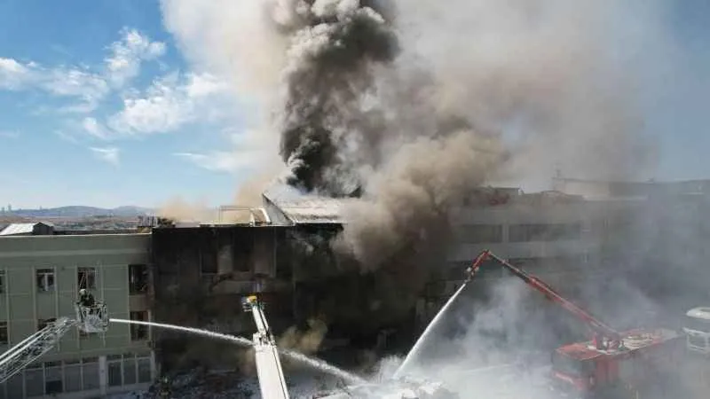 Başkentte sünger fabrikasında yangın: 1 kişi hayatını kaybetti