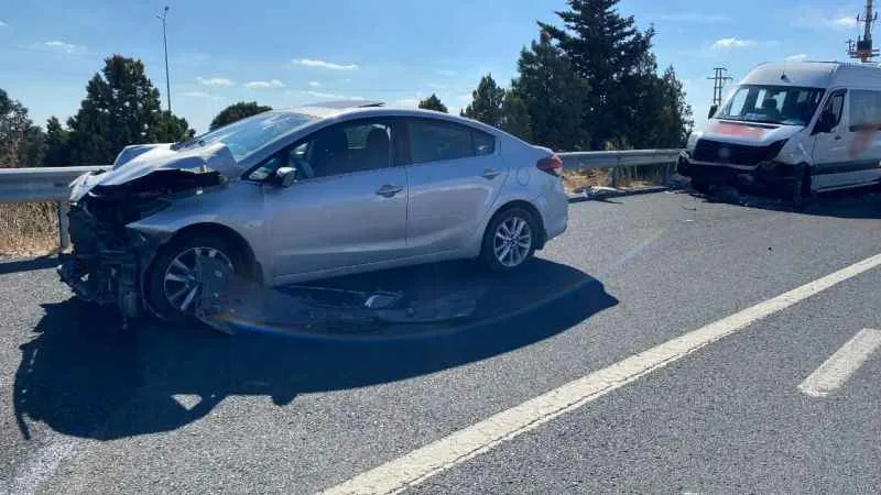 Yolunu şaşıran sürücü ters yöne girince minibüsle kafa kafaya çarpıştı: 5 yaralı