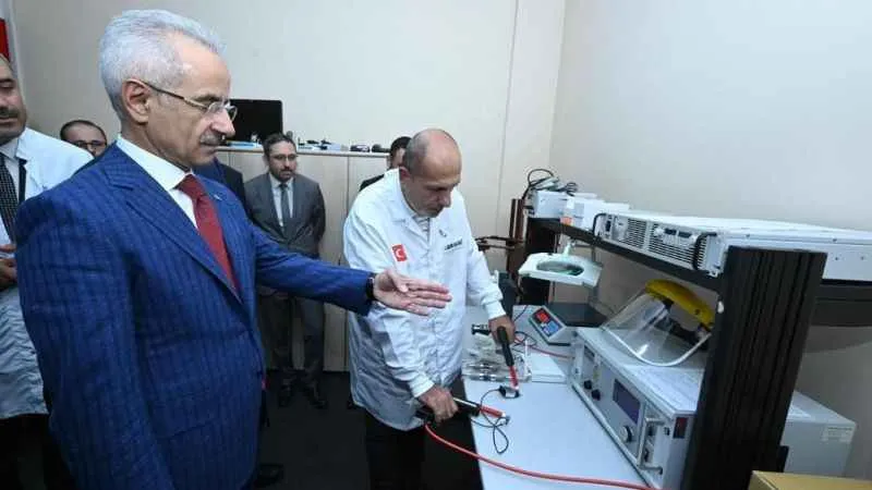 Bakan Uraloğlu Cep Telefonu Test Merkezi'ni inceledi