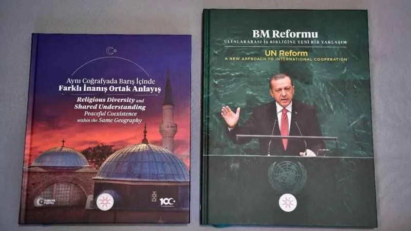 Cumhurbaşkanı Erdoğan'dan BM'deki liderlere "Aynı Coğrafyada Barış İçinde Farklı İnanış Ortak Anlayış" ve "BM Reformu" kitapları