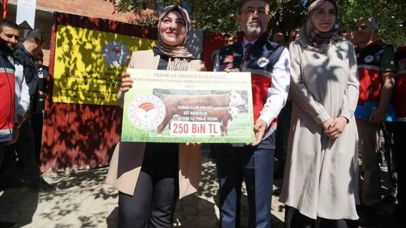 Bakan Yumaklı, devlet desteği ile kendi büyükbaş hayvan tesisini kuran genç girişimciyi ziyaret etti