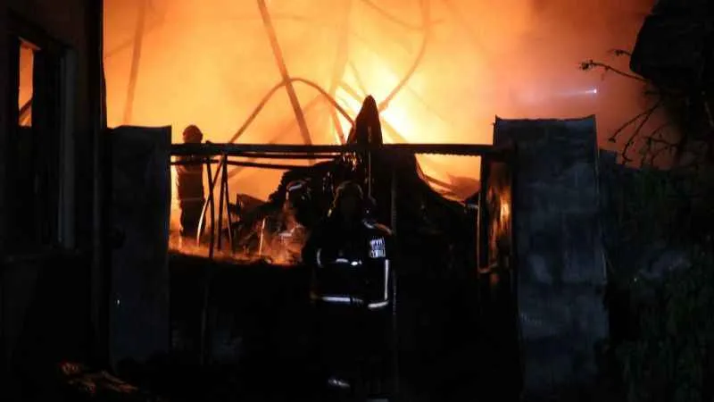 Sakarya'da geceyi aydınlatan yangın, 4 saat sonra kontrol altına alındı