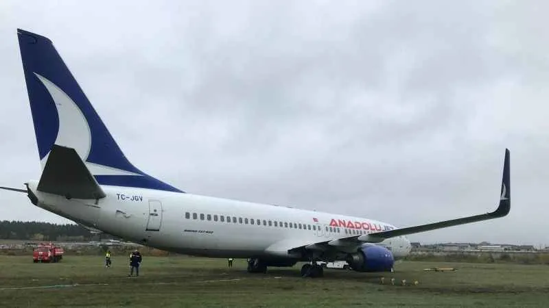 Anadolujet uçağı toprak zemine saplandı