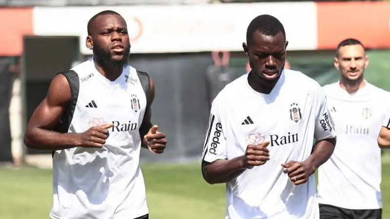 Beşiktaş'ta Aboubakar takımdan ayrı düz koşu yaptı