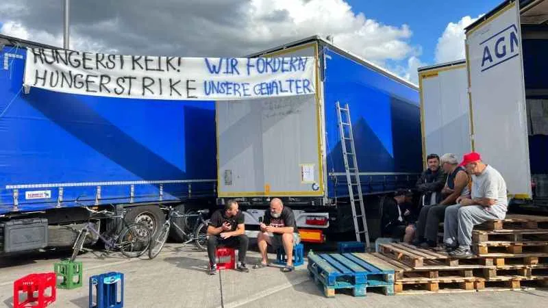 Almanya’da aralarında bir Türk’ün de bulunduğu 85 tır şoförü açlık grevinde