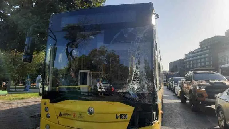 Tramvay İETT otobüsüne çarptı, trafik felç oldu