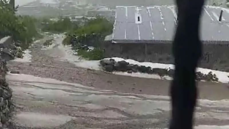 Dolu yağışı sonrası köy beyaza büründü