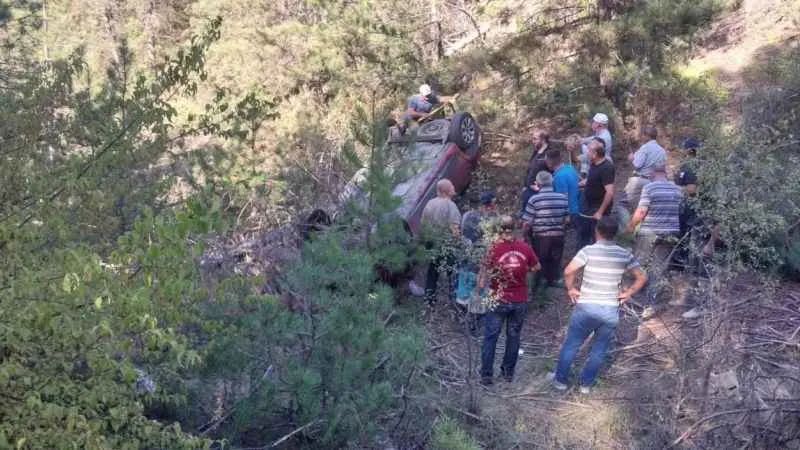 Bolu'da otomobil 30 metre uçurumdan yuvarlandı: 4 yaralı