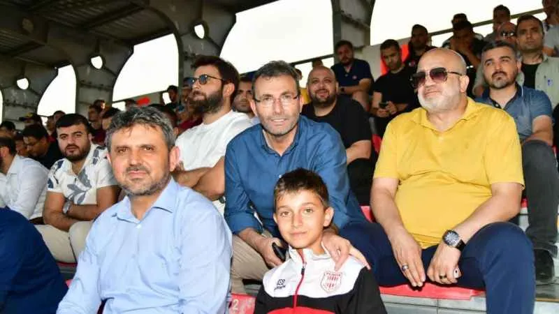 Murat Sancak ile Ahmet Cin, Pendikspor maçını taraftarla izledi