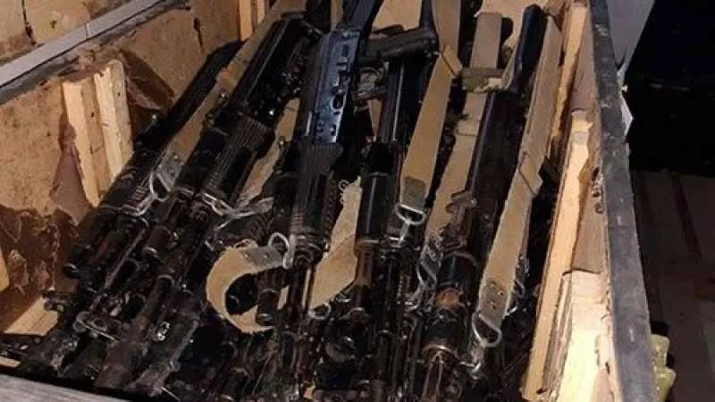 Karabağ’da bir depoda çok sayıda silah ve mühimmat bulundu