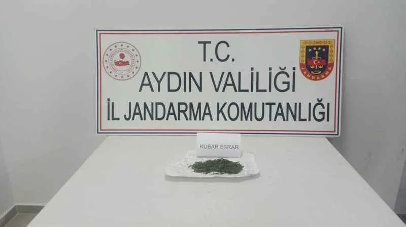 At arabasında uyuşturucu ele geçirildi