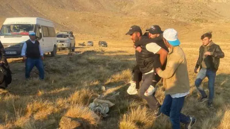 Şehitler anısına vefa yürüyüşü yapan gruba ayı saldırdı: 1 kişi yaralandı