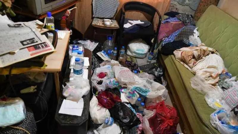 8 yıldır çöp biriktiren kadının evinden 2 kamyon çöp çıkartıldı