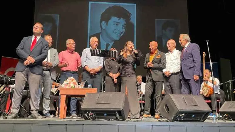 Sanat Güneşi, şarkılarıyla anıldı