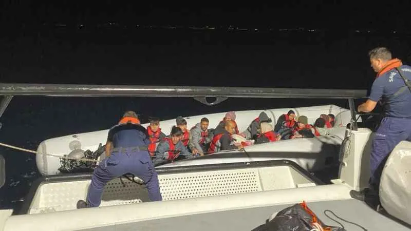 Sahil Güvenlik uçağının tespit ettiği 18 düzensiz göçmen Ayvalık açıklarında yakalandı
