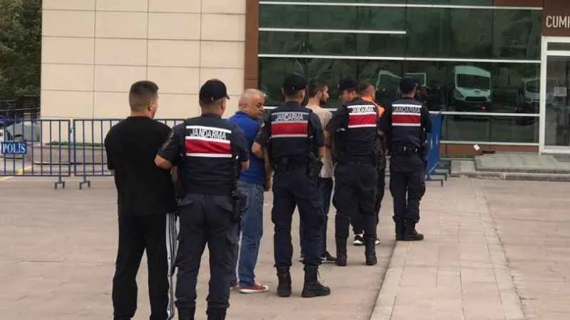 Tarlada göçmen kovalamacası dron kamerasında: 122 göçmen yakalandı