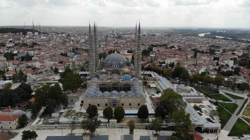 Selimiye’nin minarelerindeki çiniler monte ediliyor