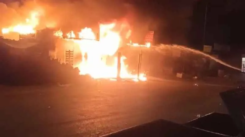 Kahramanmaraş’ta iki hafta önce açılan madeni yağ dükkanı alev alev yandı