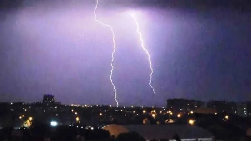 Aydın’da şimşekler geceyi aydınlattı