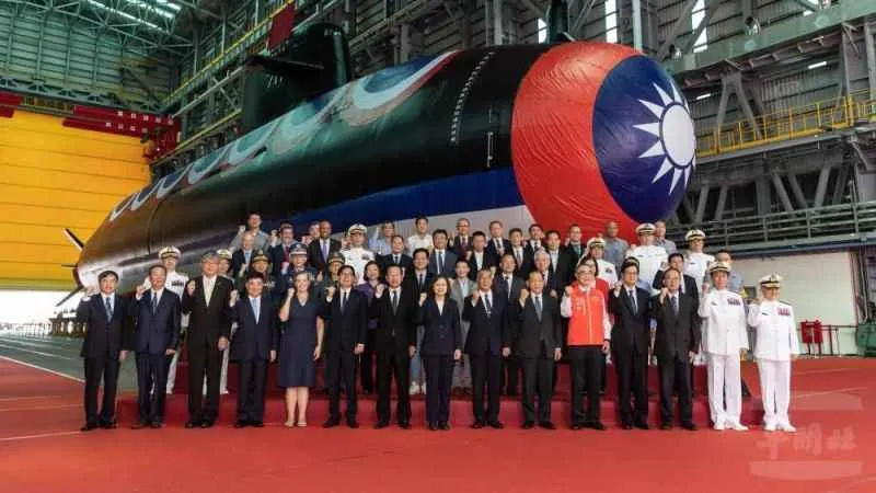 Tayvan ilk yerli denizaltı prototipini test için suya indirdi