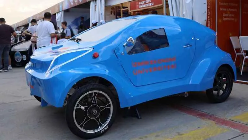 İEÜ'lü öğrencilerin geliştirdiği elektrikli otomobil TEKNOFEST’te tanıtıldı