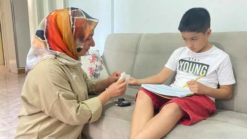Depremzede anneden şeker ölçüm sensörü talebi: "Çocuklarımızın canı yanmasın"