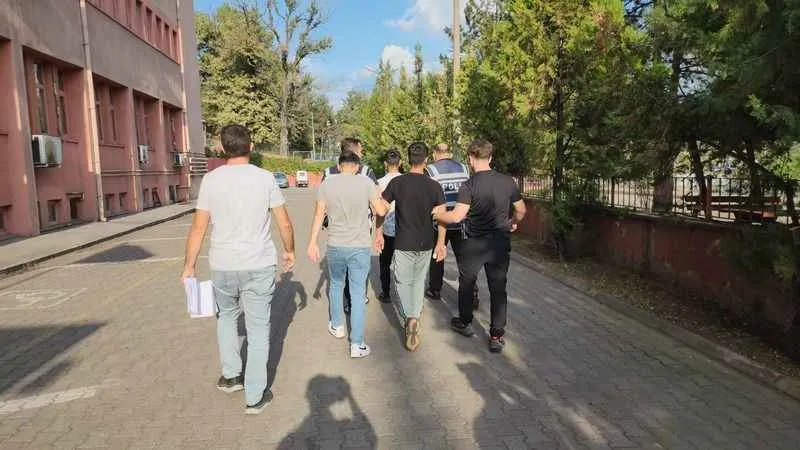 Elini öpme bahanesi ile gasp ettiler