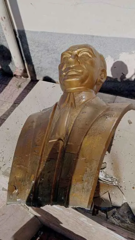 Atatürk büstüne zarar veren 2 şahıs tutuklandı