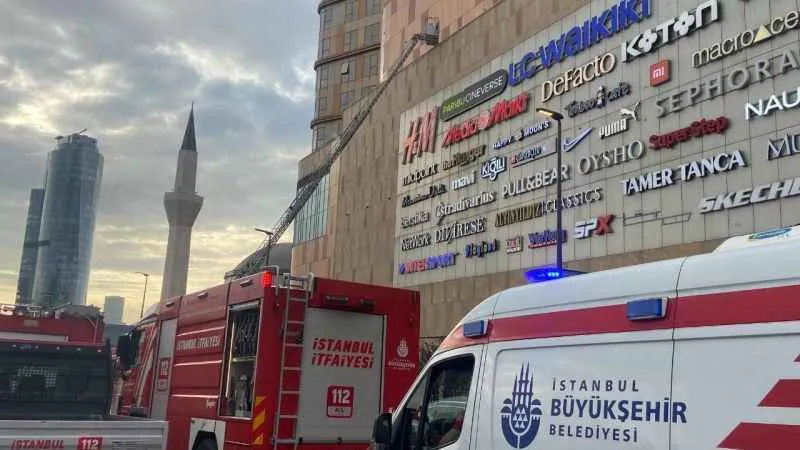 Maltepe'de AVM'de çıkan yangın paniğe neden oldu