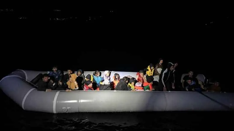 Lastik botları arızalanan ve sürüklenen 27 kaçak göçmen kurtarıldı