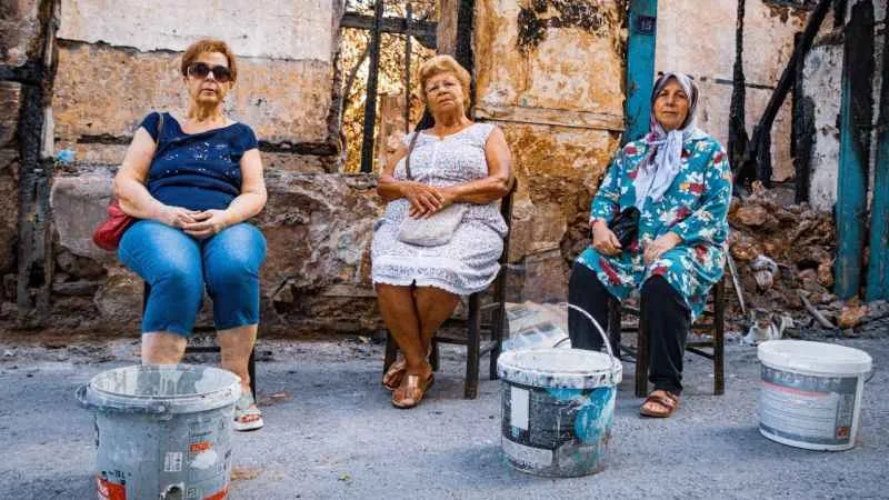 Her pazar 'yangın' korkusuyla uyanıyor, su dolu kovalarla nöbet tutup seslerini duyurmaya çalışıyorlar
