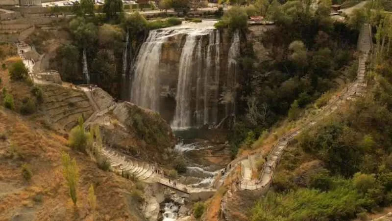 Tortum Şelalesi sonbaharın büyüsüne kapıldı