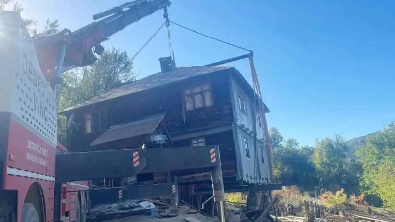 Heyelan tehlikesi bulunan baba evini yıkmaya kıyamayıp, vinçle taşıttılar