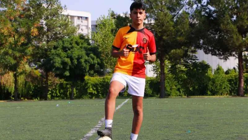 17 yaşındaki Çağrı, futbol aşkıyla kanseri yendi