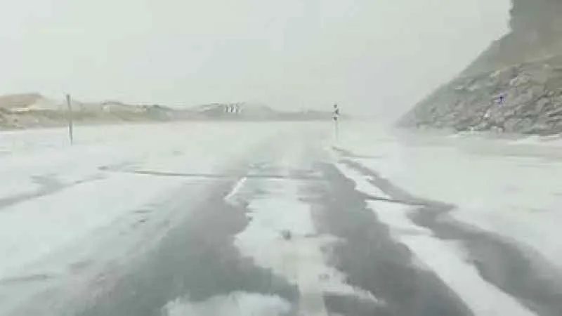 Ardahan’da dolu yağışı yolları beyaza bürüdü