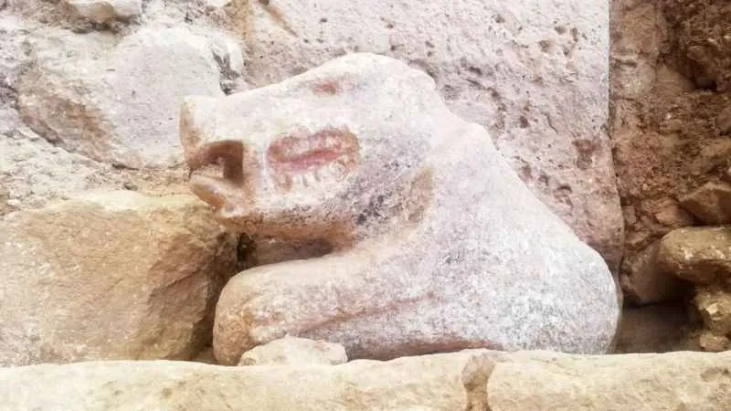 Dünyanın en eski boyalı heykeli Göbeklitepe’de bulundu