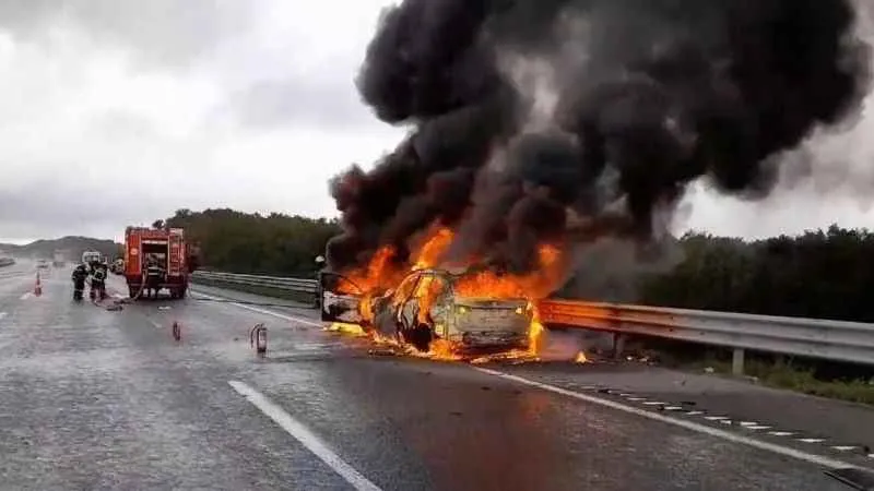 Kuzey Marmara Otoyolu'nda iki otomobil alev topuna döndü: 4 yaralı