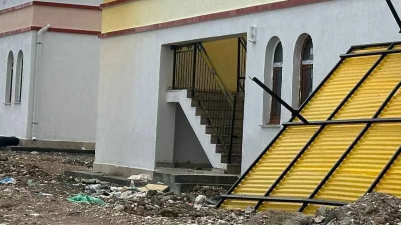 Amasya Samsat’ta fırtına ağaçları devirip çatıları uçurdu