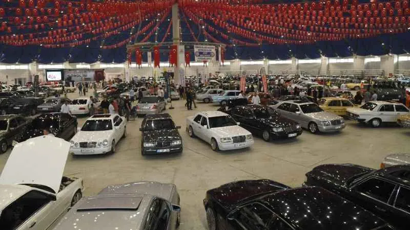 Klasik otomobil tutkunları Isparta’da buluştu