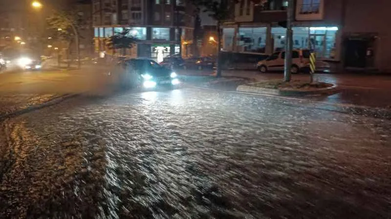 Samsun’da sağanak yolları göle çevirdi