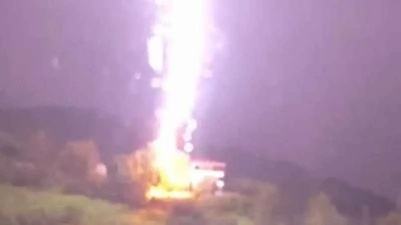 Rize’de yıldırımın düşme anı böyle görüntülendi