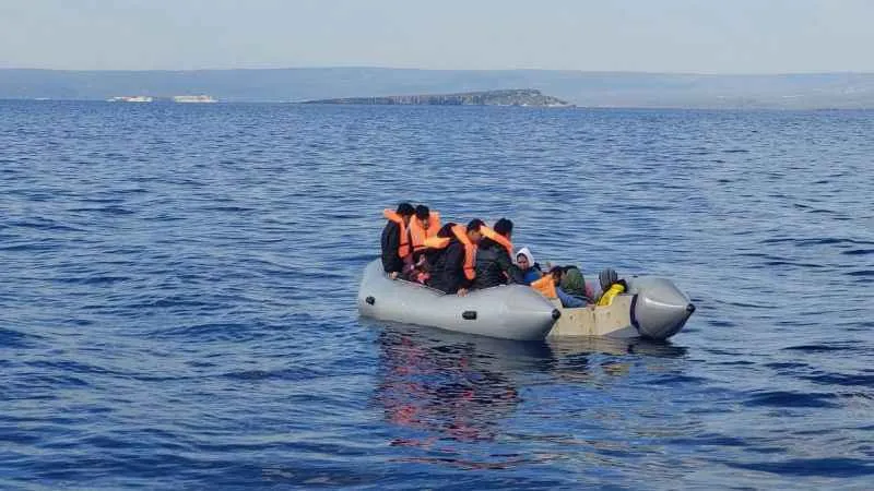 Yunanistan unsurları geri itiyor, Sahil Güvenlik kurtarıyor