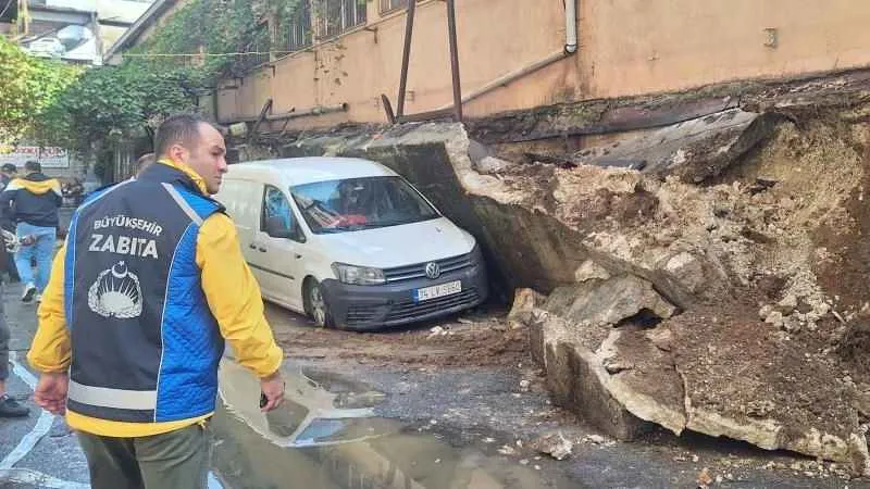 Zeytinburnu'nda istinat duvarı çöktü: 4 araç hasar gördü